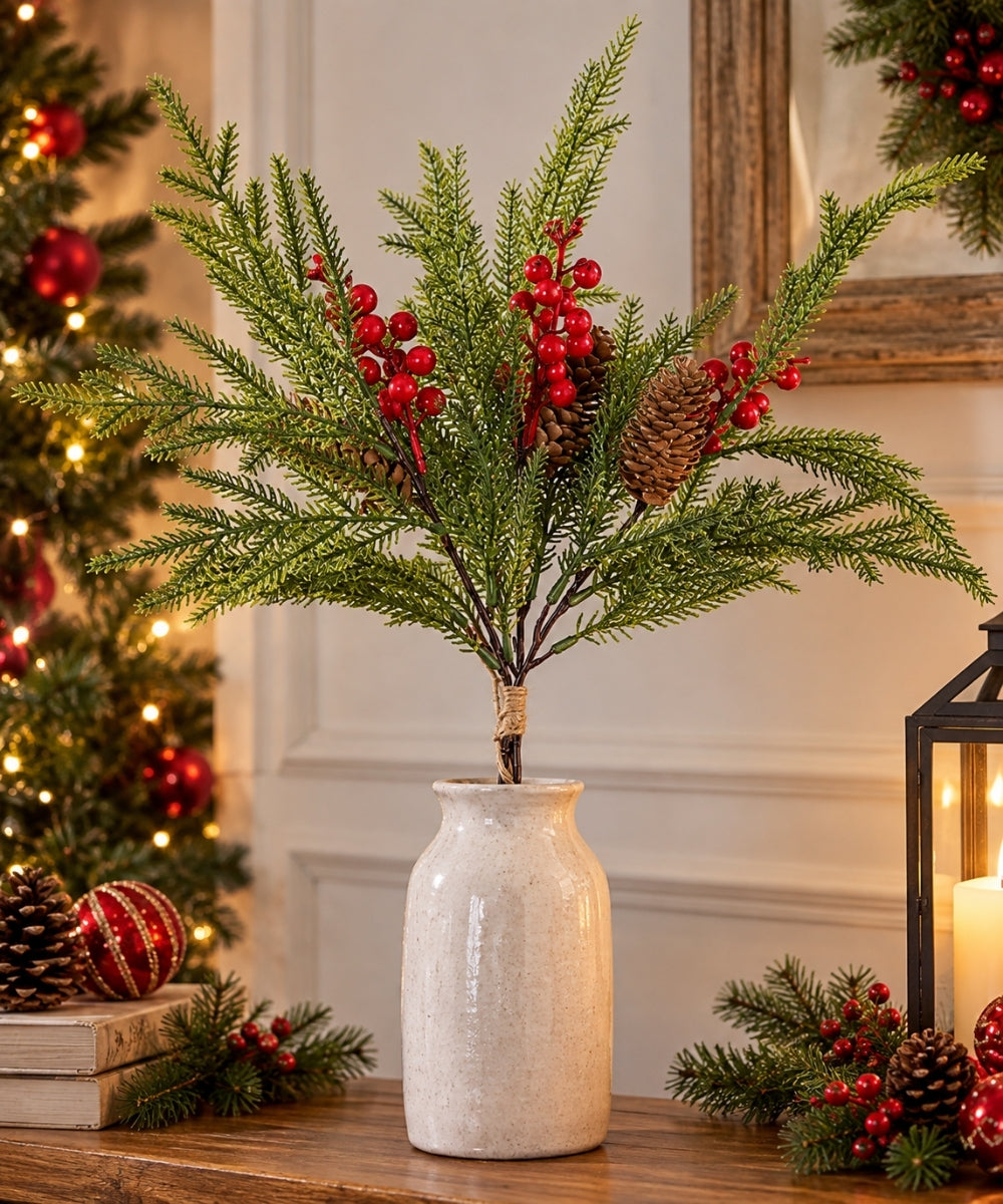 Follaje Navideño Verde con Bayas Rojas y Piñas 52 cm